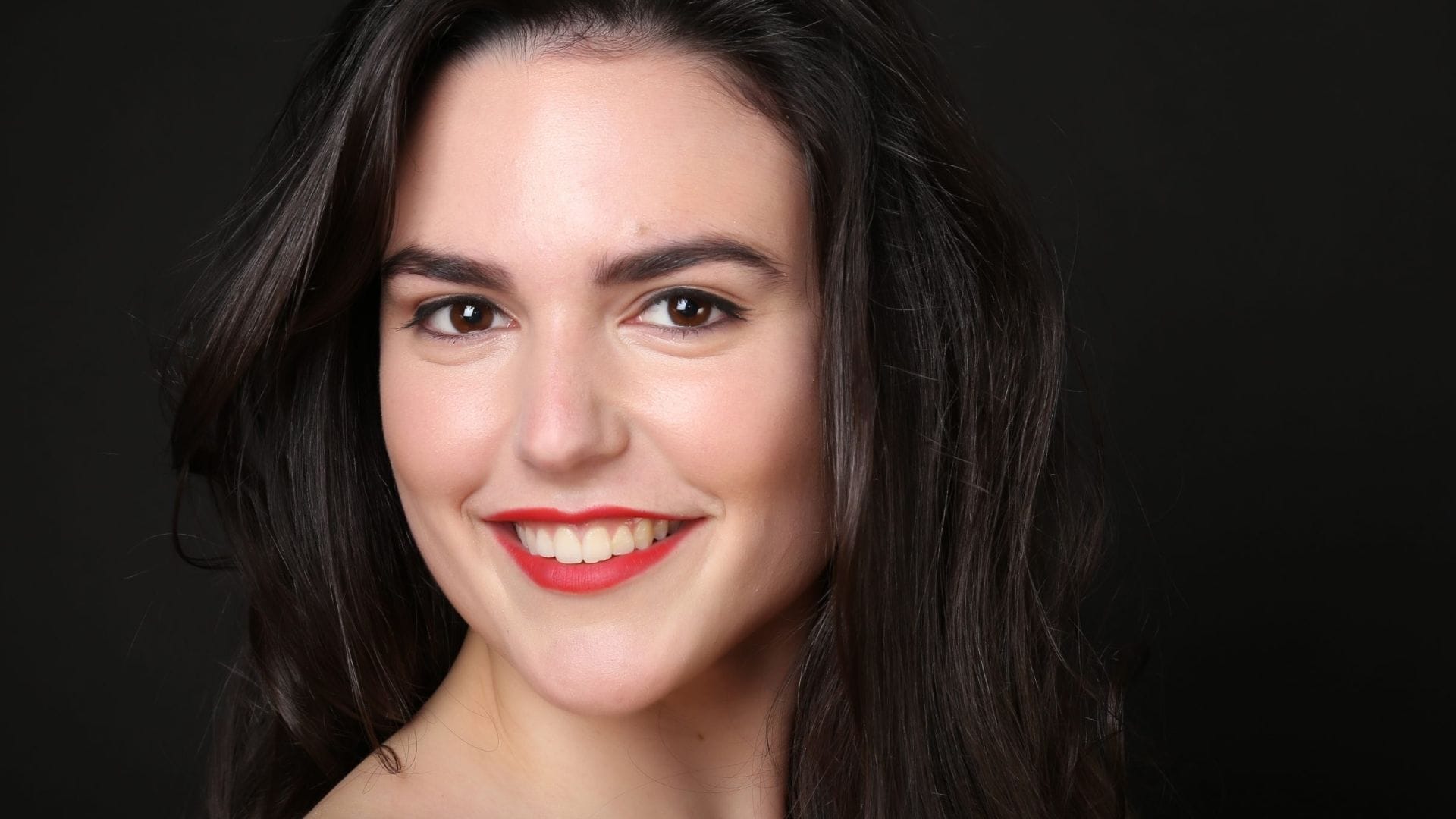 The soprano Sofia Kirwan-Baez, an Anglo-Venezuelan woman with dark hair and brown eyes.