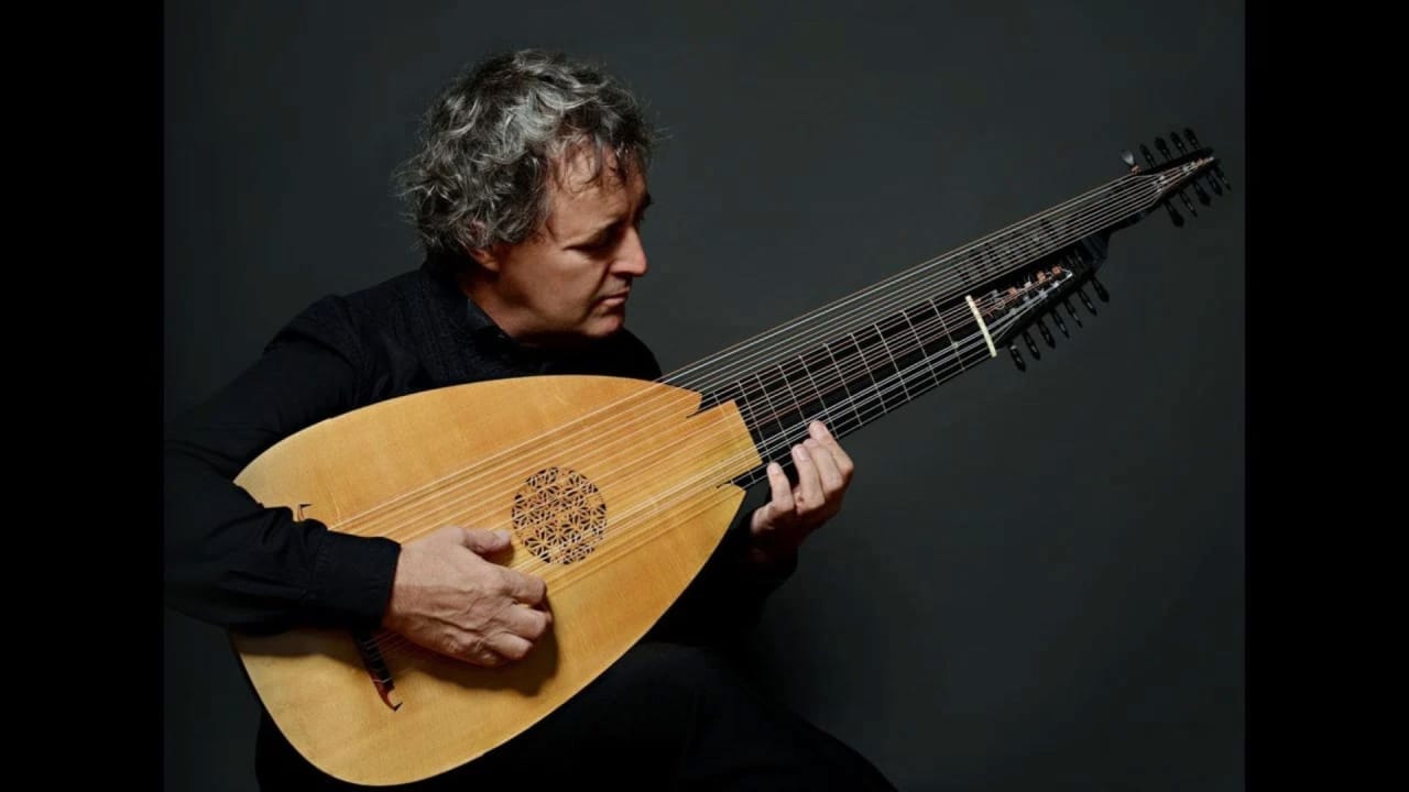 Lutenist David Miller playing the lute