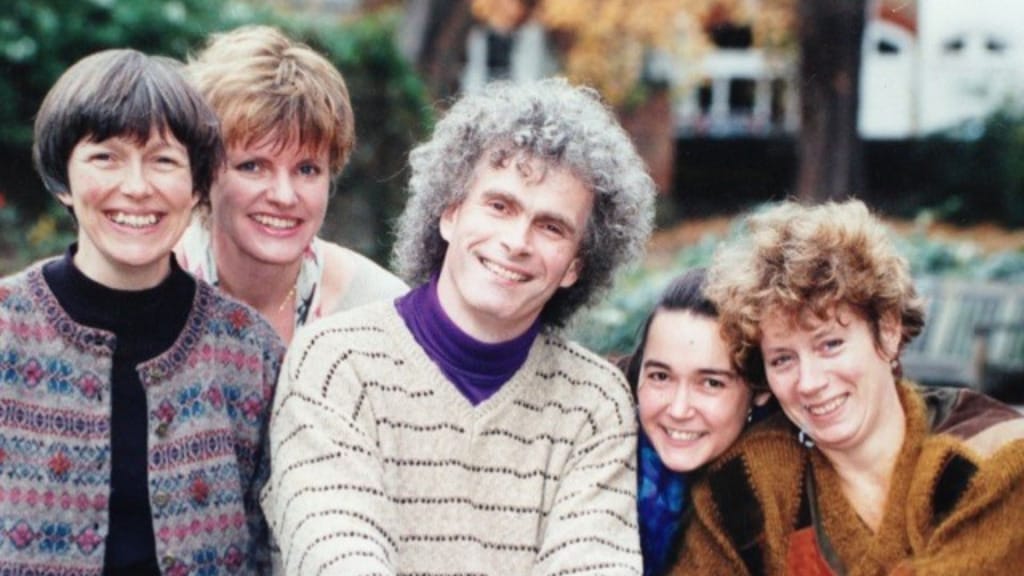 Conductor Simon Rattle with Alison Bury, Catherine Mackinstosh, Margaret Faultless and Elizabeth Wallfisch